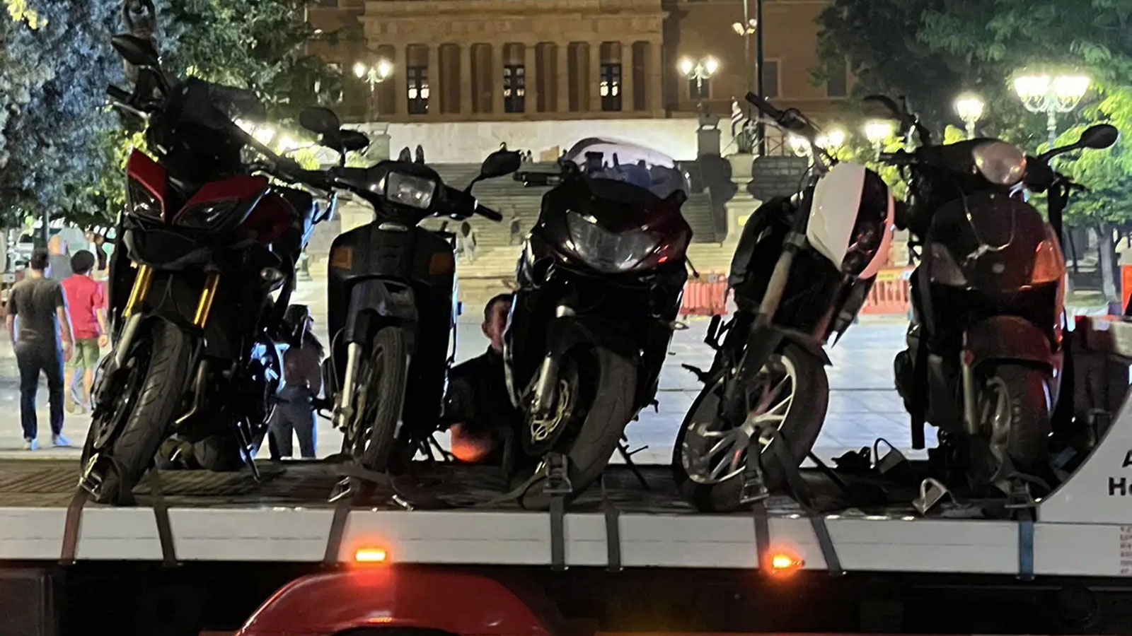 Τροχαία: «Σήκωσε» αυτοκίνητα στο κέντρο της Αθήνας 